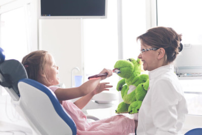 Zahnarzt Potsdam – Grünewald – Praxis Behandlungssituation Kinder Zahnarzt Potsdam - Grünewald - Praxis Behandlungssituation Kinder